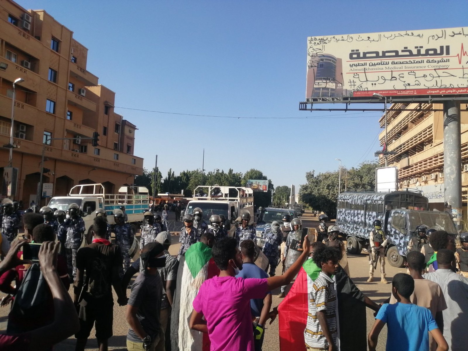 الشرطة تواجه متظاهرين اقتربوا من القصر الجمهوري بقنابل الغاز المسيل للدموع الاف المتظاهرين يحتشدون في المؤسسة بحري ومحتجون من ام درمان يعبرون جسر شمبات واعتصام بشارع الستين (بالصور)