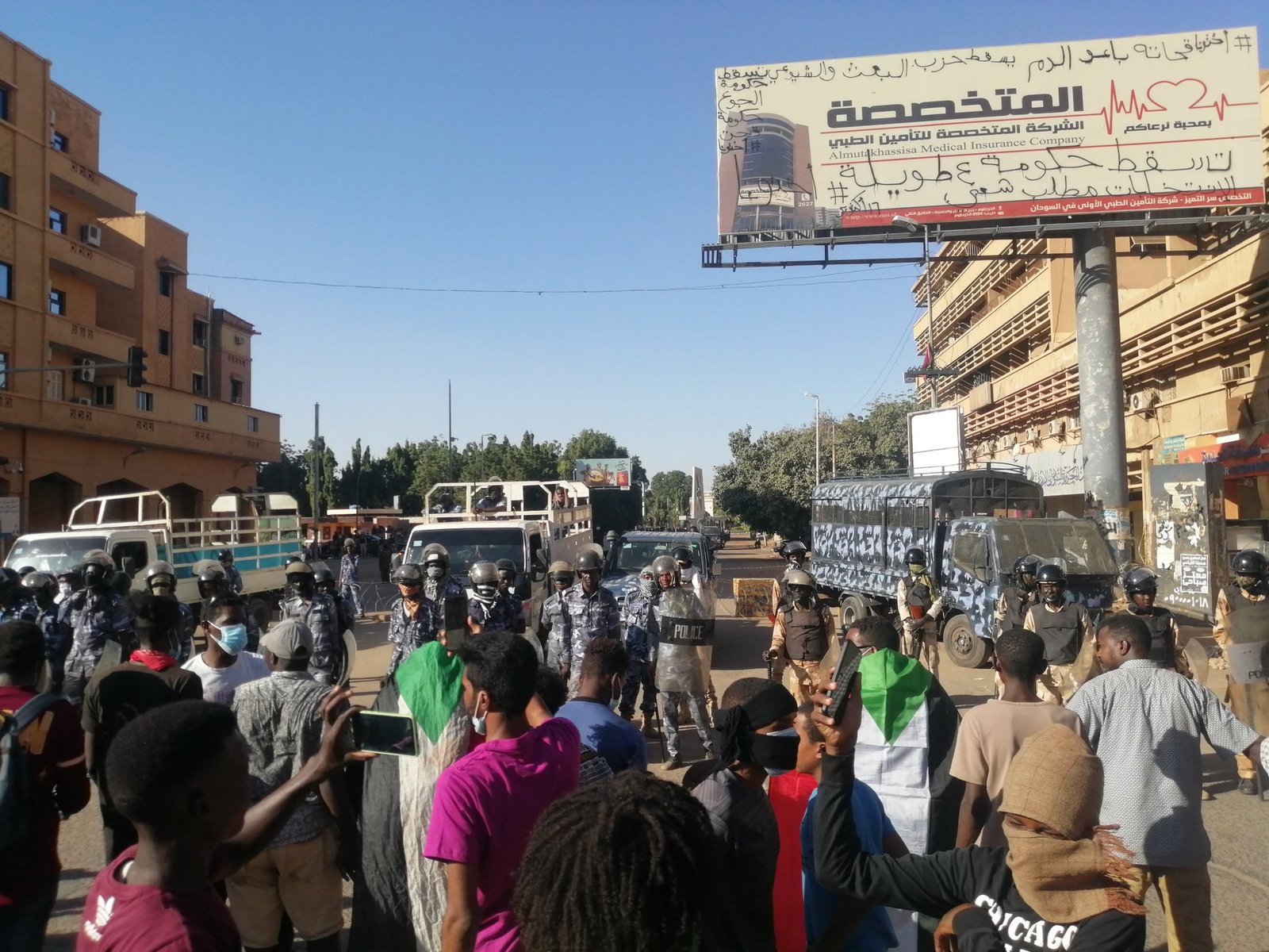 الشرطة تواجه متظاهرين اقتربوا من القصر الجمهوري بقنابل الغاز المسيل للدموع الاف المتظاهرين يحتشدون في المؤسسة بحري ومحتجون من ام درمان يعبرون جسر شمبات واعتصام بشارع الستين (بالصور)