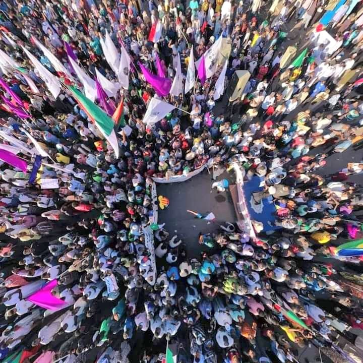 الشرطة تواجه متظاهرين اقتربوا من القصر الجمهوري بقنابل الغاز المسيل للدموع الاف المتظاهرين يحتشدون في المؤسسة بحري ومحتجون من ام درمان يعبرون جسر شمبات واعتصام بشارع الستين (بالصور)