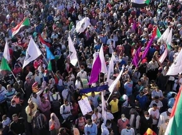 الشرطة تواجه متظاهرين اقتربوا من القصر الجمهوري بقنابل الغاز المسيل للدموع الاف المتظاهرين يحتشدون في المؤسسة بحري ومحتجون من ام درمان يعبرون جسر شمبات واعتصام بشارع الستين (بالصور)