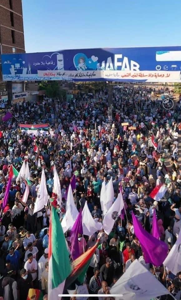 الشرطة تواجه متظاهرين اقتربوا من القصر الجمهوري بقنابل الغاز المسيل للدموع الاف المتظاهرين يحتشدون في المؤسسة بحري ومحتجون من ام درمان يعبرون جسر شمبات واعتصام بشارع الستين (بالصور)