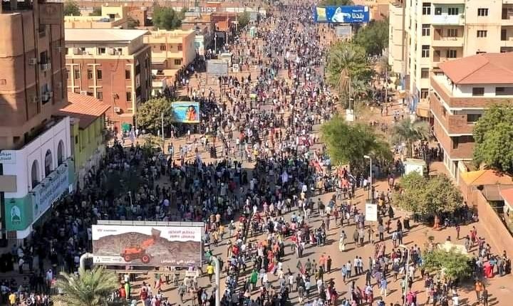 عاجل ..آلاف المتظاهرين يحتلون شوارع الخرطوم يحاصرون القصر و إطلاق قنابل الغاز المسيل للدموع بكثافة على المحتجين بشارع القصر و النيل وفشل الشرطة والأمن منع حشود المحتجين من عبور جسور ام درمان وبحري إلى الخرطوم وشعارات “بالذوق بالقوة يا برهان جاينك جوه”