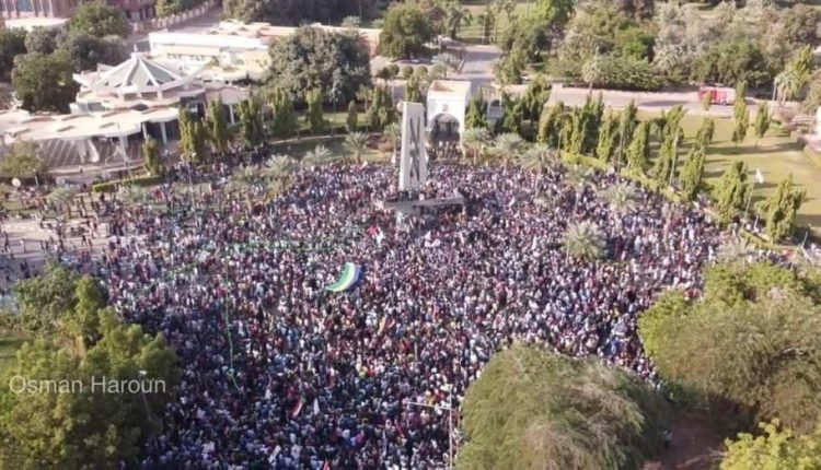 عاجل : متظاهرون يقتحمون بوابة القصر الجمهوري بالخرطوم ويصلون إلى داخل القصر (فيديو وصور)