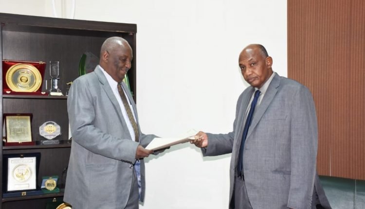 النائب العام المكلف في السودان يتسلم كافة ملفات القضايا من النائب العام السابق لتقديمها إلى القضاء