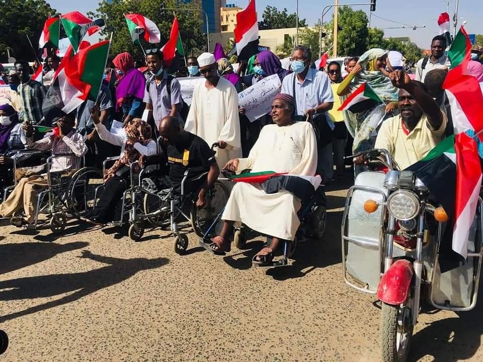 السودان: ذوي الإعاقة في اليوم العالمي يخرجون في موكب بالخرطوم رفضا لاتفاق البرهان وحمدوك .. بالصور