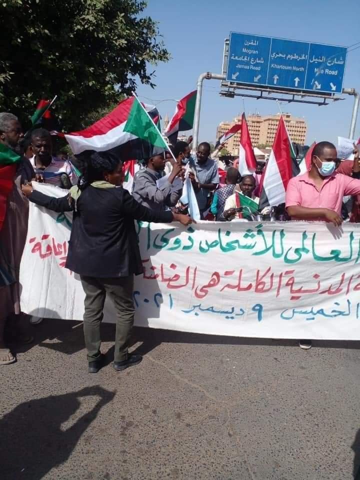 السودان: ذوي الإعاقة في اليوم العالمي يخرجون في موكب بالخرطوم رفضا لاتفاق البرهان وحمدوك .. بالصور