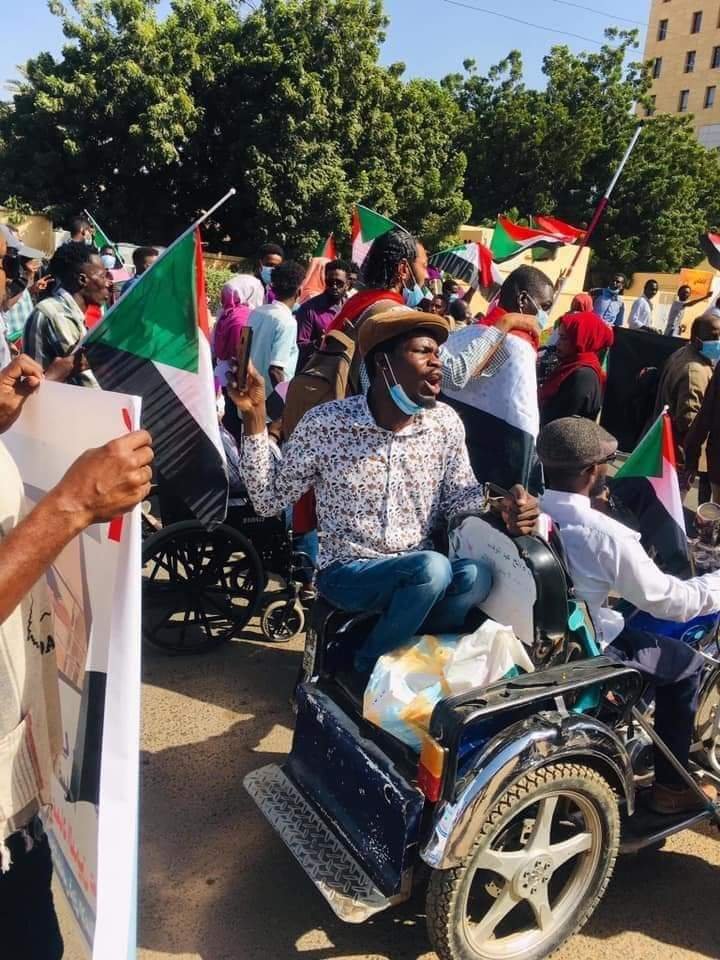 السودان: ذوي الإعاقة في اليوم العالمي يخرجون في موكب بالخرطوم رفضا لاتفاق البرهان وحمدوك .. بالصور