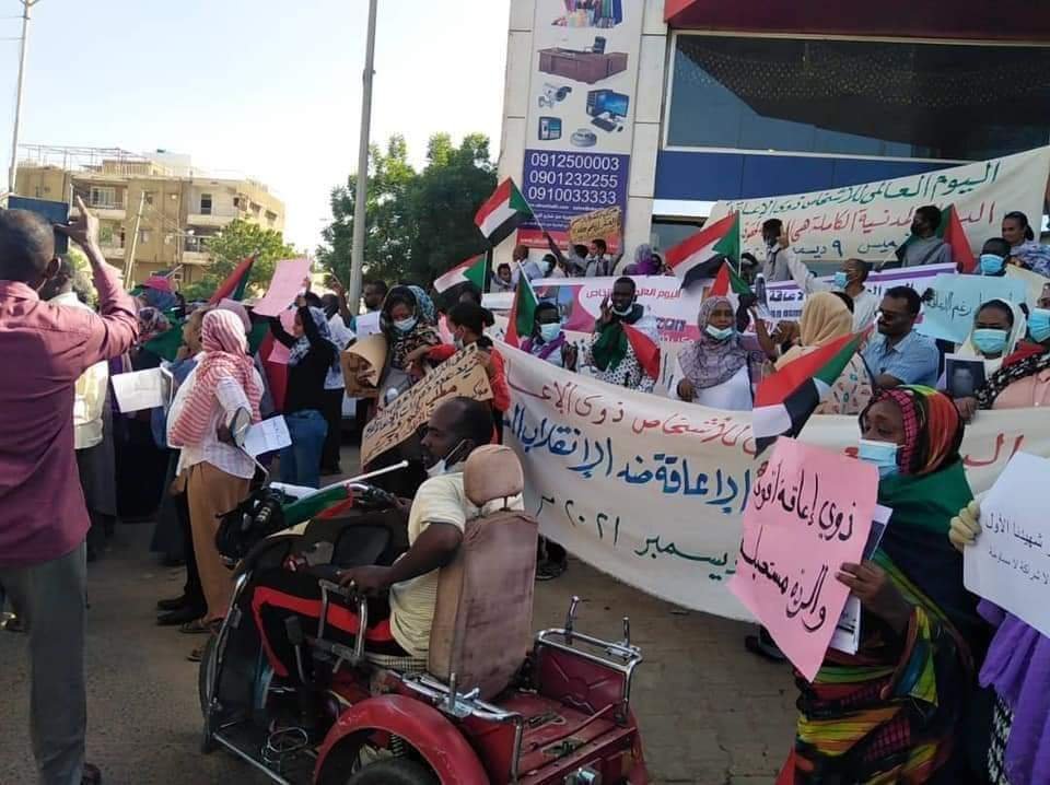 السودان: ذوي الإعاقة في اليوم العالمي يخرجون في موكب بالخرطوم رفضا لاتفاق البرهان وحمدوك .. بالصور