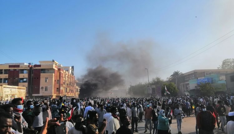 تجمع المهنيين السودانيين ولجان المقاومة  تدعو للخروج في تظاهرات جديدة وكشف مسارات ونقاط التجمع للتوجه إلى القصر الجمهوري