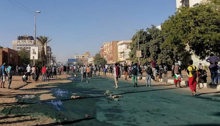 تحركات لفحص “مادة سائلة زرقاء”وقنابل غاز أطلقتها القوات الأمنية في السودان لتفريق مظاهرات 25 ديسمبر (صور)