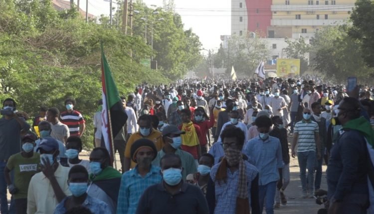 توجيه بقطع الإنترنت والإتصالات عشية تظاهرات في السودان رافضة لاتفاق البرهان وحمدوك