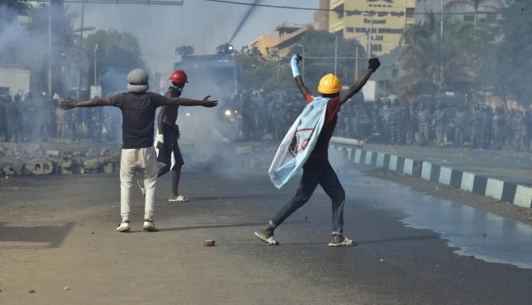 لجنة أمن ولاية الخرطوم تكشف تفاصيل الاعتداء على مواقع حكومية في مواكب 25 ديسمبر وإصابات وسط أفراد الشرطة وعدد المقبوض عليهم من المواطنين