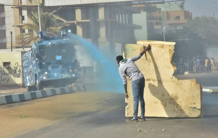 تحركات لفحص "مادة سائلة زرقاء"وقنابل غاز أطلقتها القوات الأمنية في السودان لتفريق مظاهرات 25 ديسمبر (صور)