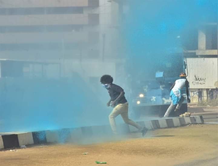 تحركات لفحص "مادة سائلة زرقاء"وقنابل غاز أطلقتها القوات الأمنية في السودان لتفريق مظاهرات 25 ديسمبر (صور)
