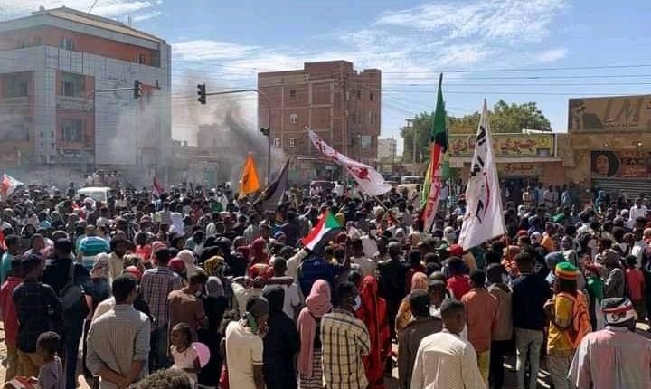 تنديد أممي بقطع الإنترنت والإعتقال في السودان ودعوات من تجمع المهنيين وتحذير من الحرية والتغيير ومواجهات بين القوات الأمنية والمتظاهرين أعلى جسر المك نمر  (فيديو)