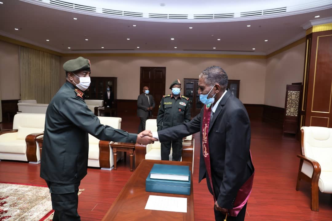 السودان : رئيس القضاء الجديد يؤدي اليمين الدستورية أمام البرهان