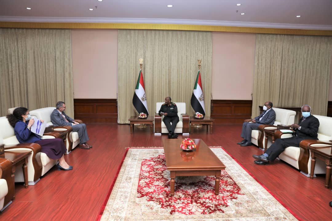 البرهان يقدم تعهدات ودعوات بشأن حكومة حمدوك الجديدة في لقاء مع رئيس بعثة الامم المتحدة في السودان