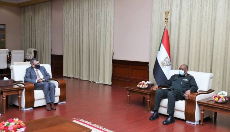 البرهان يقدم تعهدات ودعوات بشأن حكومة حمدوك الجديدة في لقاء مع رئيس بعثة الامم المتحدة في السودان