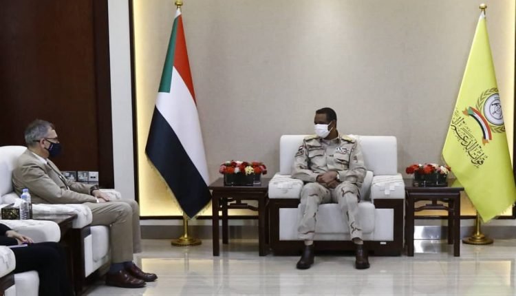 فولكر يبلغ حميدتي عن مغادرته الى نيويورك لتسليم مجلس الأمن تقريرا عن السودان وهذا ما تعهد به نائب رئيس مجلس السيادة