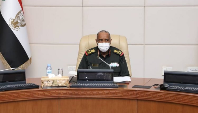 السودان :في اجتماع أمني برئاسة البرهان .. قرار بتسكيل قوة مشتركة من القوات المسلحة والدعم السريع وقوات الكفاح المسلح والأمن والمخابرات العامة والشرطة ومحاكم بسبب الأوضاع الأمنية