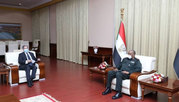 البرهان للمبعوث الفرنسي للقرن الأفريقي : اجراءات 25 أكتوبر  ليست انقلابا وجاءت لحماية الفترة الانتقالية من مهددات تؤدي لفشلها