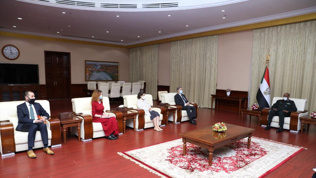 البرهان للمبعوث الفرنسي للقرن الأفريقي : اجراءات 25 أكتوبر ليست انقلابا وجاءت لحماية الفترة الانتقالية من مهددات تؤدي لفشلها