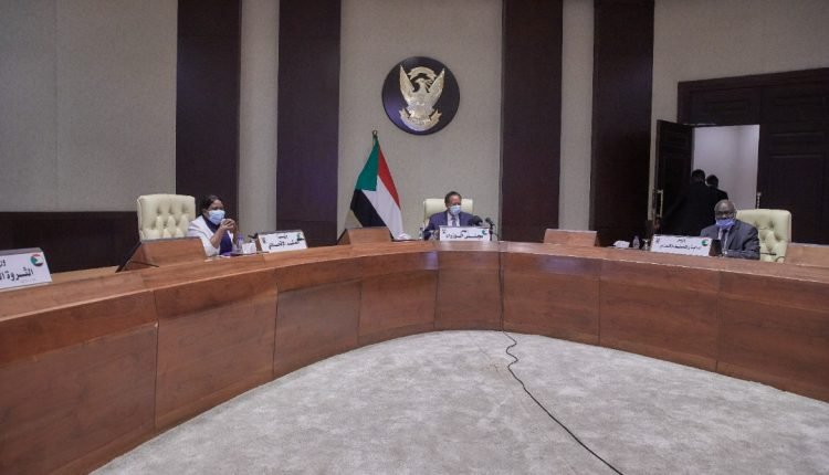 تفاصيل اول اجتماع لحمدوك مع الوزراء والوكلاء بعد حل الحكومة وتوجيه عاجل بشأن ميزانية الدولة ومطالبة وزارة العدل بتدخل سريع