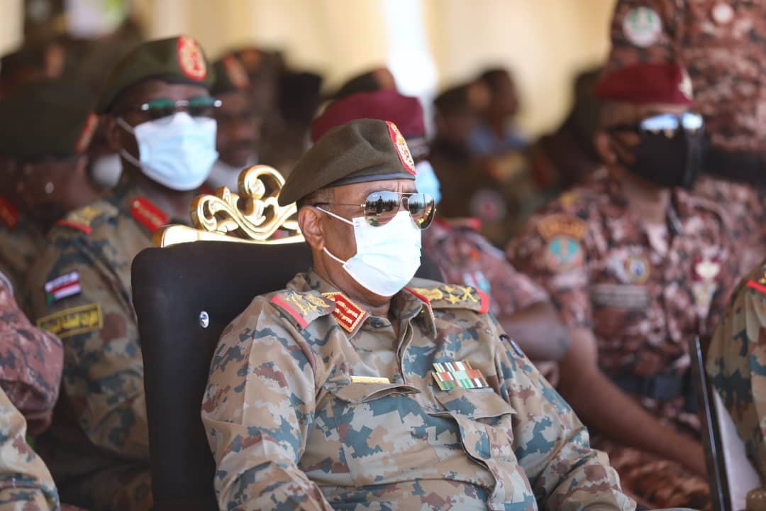 قائد الجيش السوداني عبد الفتاح البرهان وسط قواته يرسل رسائلا و تهديدات وتعهدات.. نقول لحمدوك امضي ونحن من خلفك للعبور والانتصار