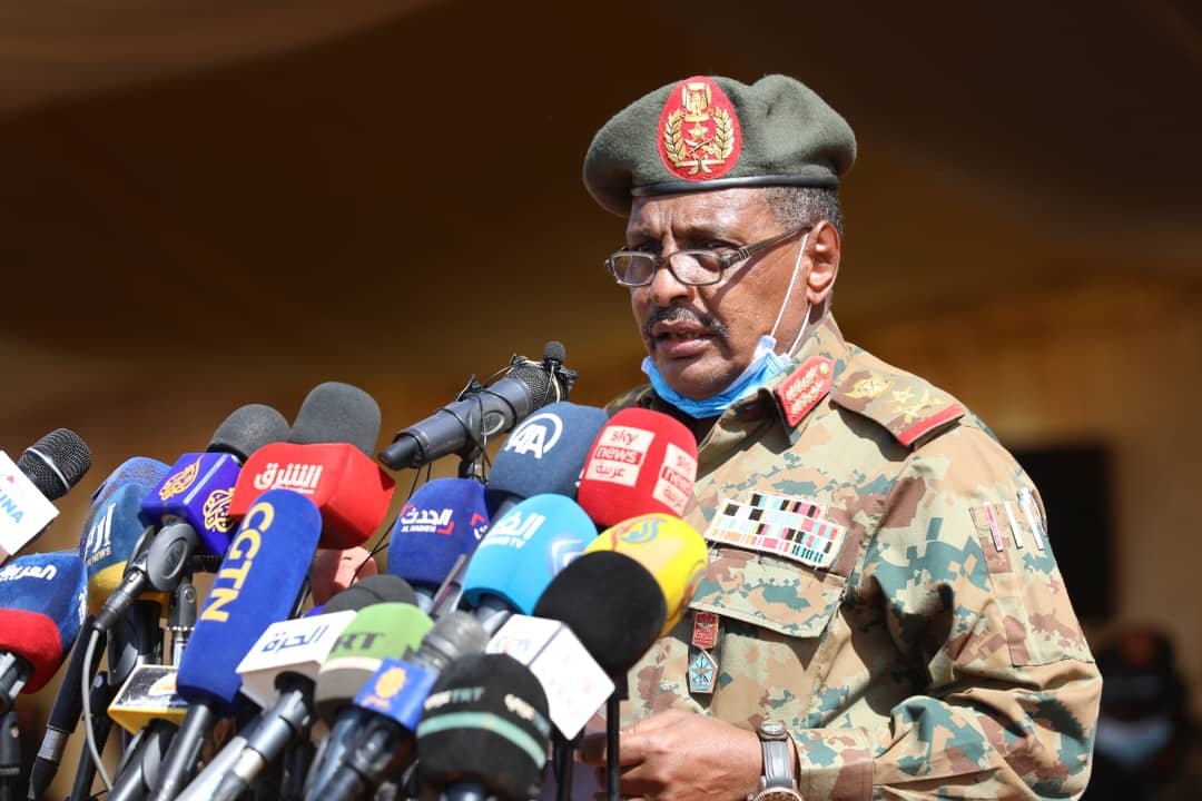 قائد الجيش السوداني عبد الفتاح البرهان وسط قواته يرسل رسائلا و تهديدات وتعهدات.. نقول لحمدوك امضي ونحن من خلفك للعبور والانتصار