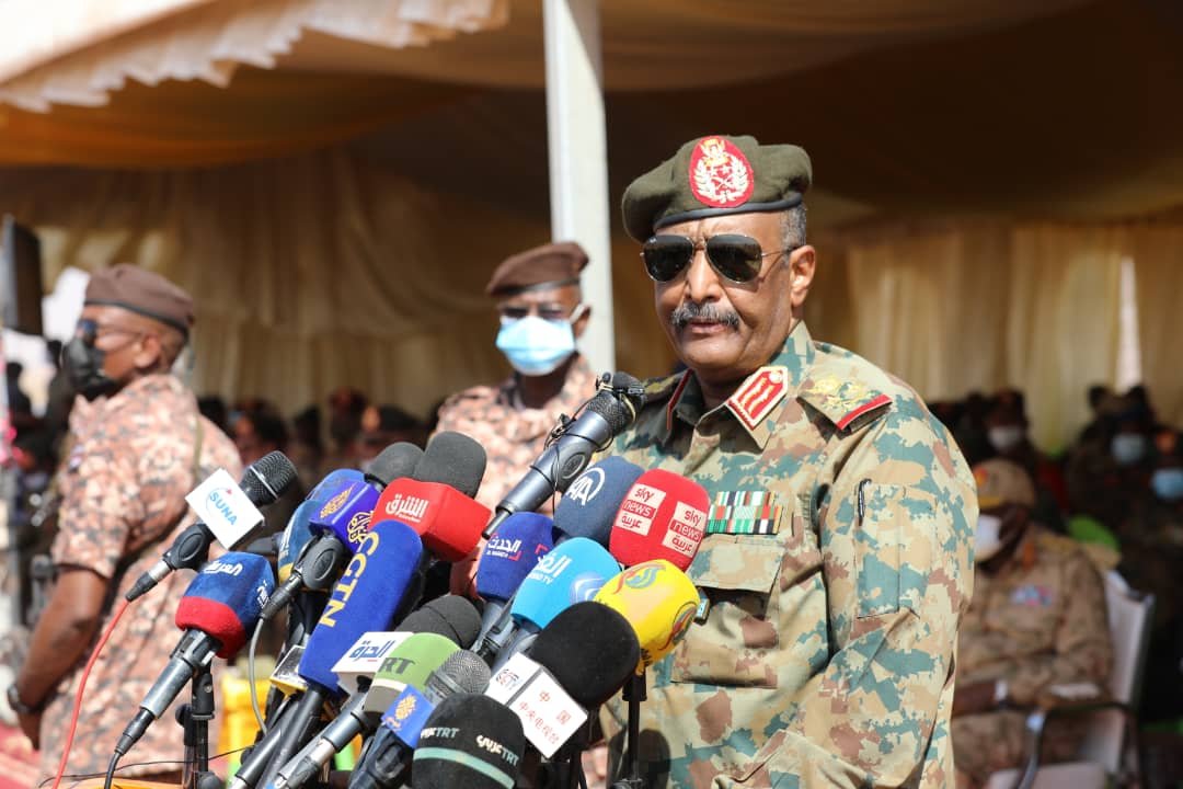قائد الجيش السوداني عبد الفتاح البرهان وسط قواته يرسل رسائلا و تهديدات وتعهدات.. نقول لحمدوك امضي ونحن من خلفك للعبور والانتصار