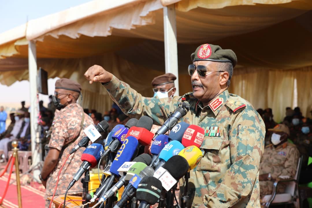 قائد الجيش السوداني عبد الفتاح البرهان وسط قواته يرسل رسائلا و تهديدات وتعهدات.. نقول لحمدوك امضي ونحن من خلفك للعبور والانتصار قائد الجيش السوداني عبد الفتاح البرهان وسط قواته يرسل رسائلا و تهديدات وتعهدات.. نقول لحمدوك امضي ونحن من خلفك للعبور والانتصار