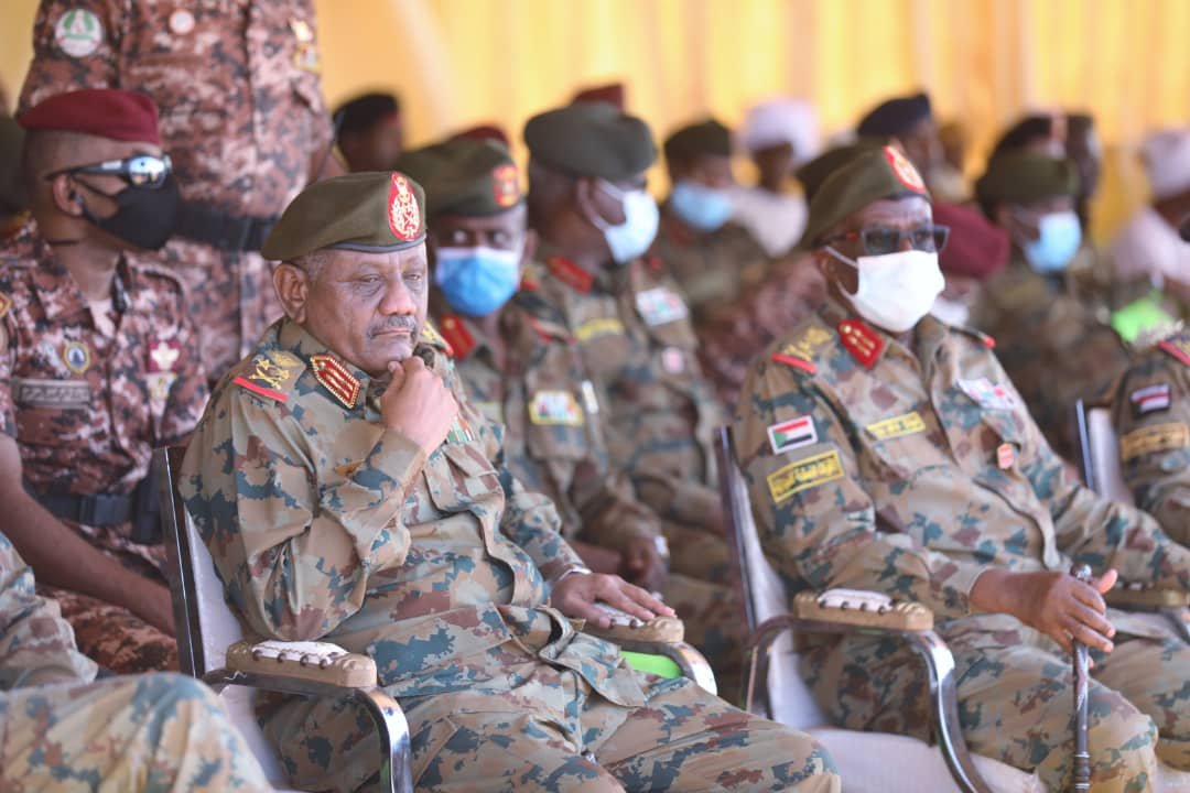 قائد الجيش السوداني عبد الفتاح البرهان وسط قواته يرسل رسائلا و تهديدات وتعهدات.. نقول لحمدوك امضي ونحن من خلفك للعبور والانتصار