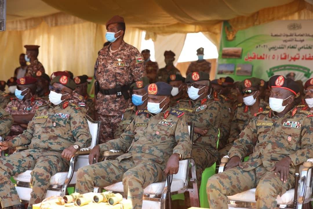 قائد الجيش السوداني عبد الفتاح البرهان وسط قواته يرسل رسائلا و تهديدات وتعهدات.. نقول لحمدوك امضي ونحن من خلفك للعبور والانتصار