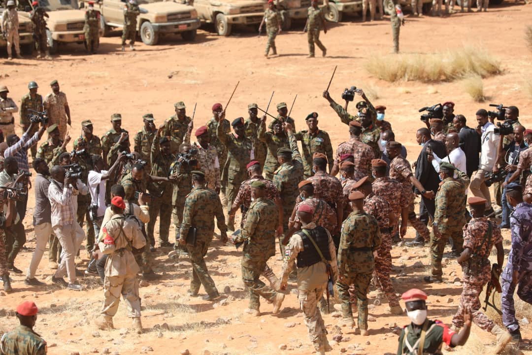 قائد الجيش السوداني عبد الفتاح البرهان وسط قواته يرسل رسائلا و تهديدات وتعهدات.. نقول لحمدوك امضي ونحن من خلفك للعبور والانتصار