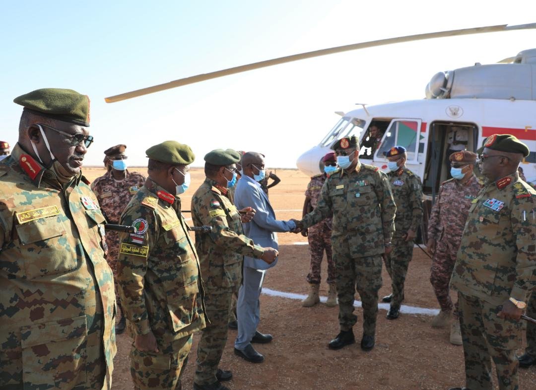 قائد الجيش السوداني عبد الفتاح البرهان وسط قواته يرسل رسائلا و تهديدات وتعهدات.. نقول لحمدوك امضي ونحن من خلفك للعبور والانتصار