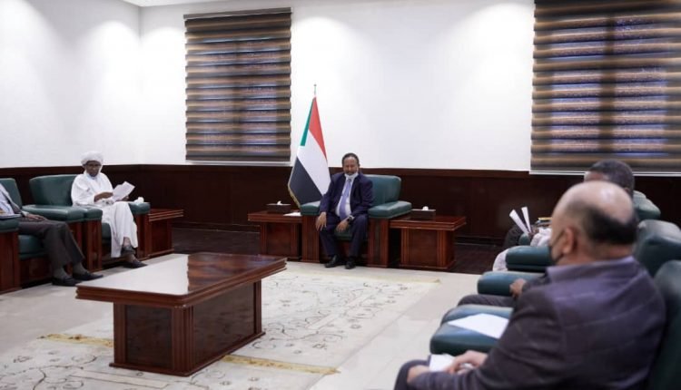 حمدوك يعترف بازمات اقتصادية في ايرادات الموازنة أعقبت الاستيلاء على السلطة في 25 أكتوبر ويبحث مع أعضاء المجلس الاستشاري الاقتصادي عن مخرج