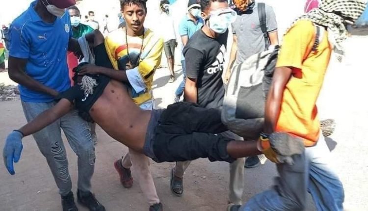 عاجل.. بالصورة.. إصابات وحالات اختناق وسط الثوار في محيط القصر الجمهوري بالخرطوم