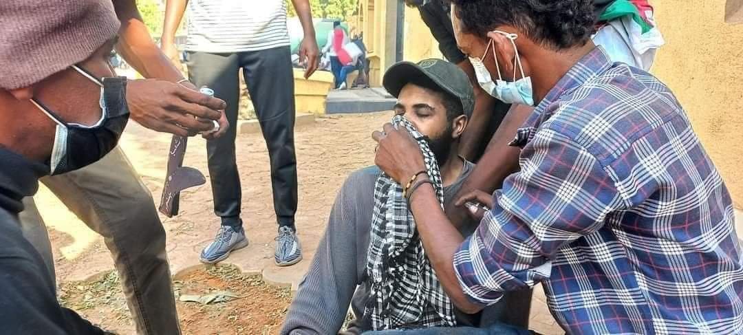 عاجل.. اغماءات وسط المتظاهرين وكر وفر بينهم والشرطة وإطلاق قنابل الغاز داخل القصر الجمهوري وارتكاز قوات الدعم السريع (بالصور)