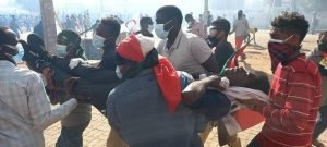 عاجل.. بالصورة.. إصابات وحالات اختناق وسط الثوار في محيط القصر الجمهوري بالخرطوم