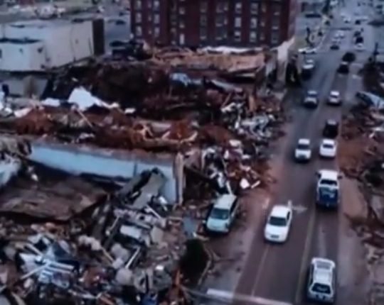 30 إعصار مدمر تضرب 4 ولايات أمريكية وتدمرها بالكامل مقتل أكثر من 100 شخصا .. بايدن مأساة لا يمكن تصورها (فيديو)