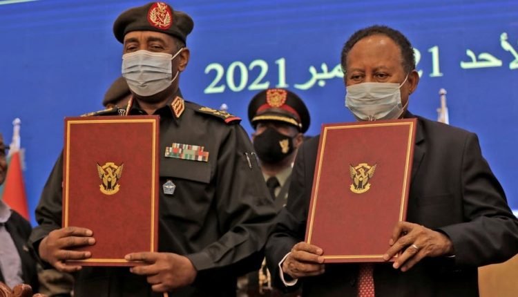 تفاصيل لقاء ساعات الفجر الأولى بين البرهان وحمدوك قبيل تنفيذ قرار الاستقالة