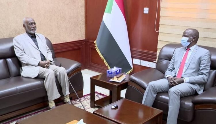 الأوضاع الأمنية في دارفور وكردفان امام طاولة عضو مجلس السيادة الهادي ادريس