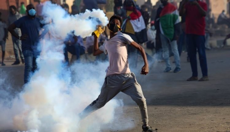 السودان : وزير سابق يكشف أسباب إرتفاع اسعار صرف الدولار بينها شراء (البمبان)