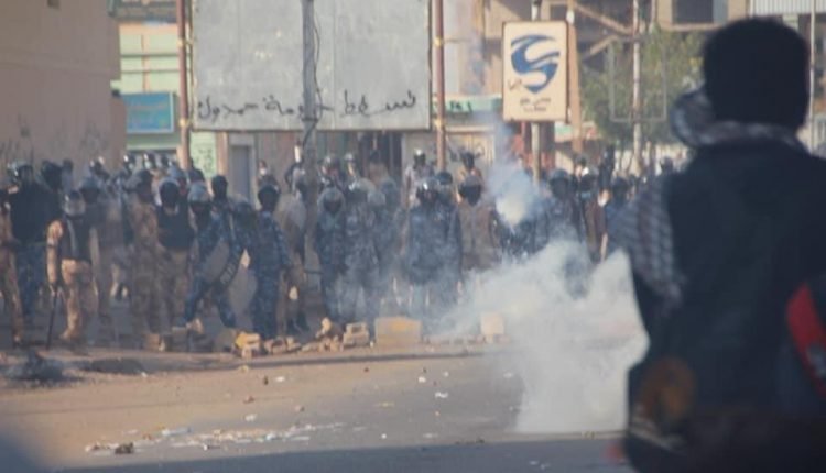 عاجل .. لجنة أطباء السودان تكشف عن إصابات خطرة بالرصاص والقنابل الصوتية وعبوات الغاز في مظاهرات7 مارس