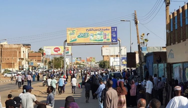 السودان : القوات الأمنية تطلق قنابل الغاز على متظاهرين متجهين إلى القصر الجمهوري في مليونية 9 يناير وإصابة شاب بطلق ناري وكر وفر وحشود ضخمة تحاول عبور الجسور واشتعال المواجهات مع المحتجين بأم درمان
