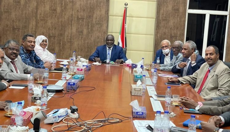 السودان.. عاجل : قرارات مهمة بشأن سعر الصرف وصادر الذهب وحصائل الصادر  وتخفيض رسوم الشركة السودانية للموارد المعدنية على جرام الذهب .. تفاصيل اجتماع المالية وبنك السودان وجهات أخرى بعد أزمة انفلات اسعار الدولار