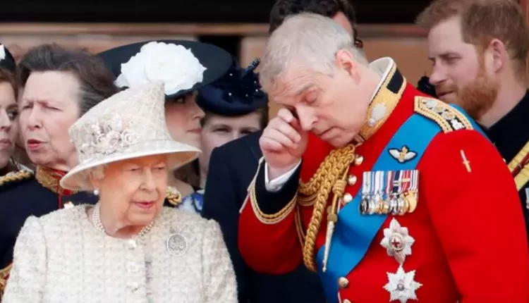 ملكة بريطانيا تجرد نجلها الأمير أندرو من ألقابه العسكرية ومهامه بسبب قضية جنسية