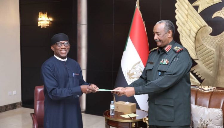 الاتحاد الأفريقي يسلم رؤيته لحل الأزمة السياسية السودانية إلى البرهان