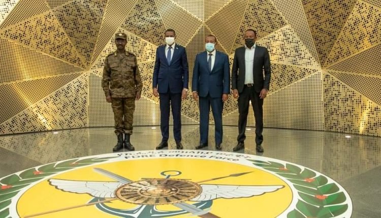 تفاصيل مباحثات سودانية اثيوبية وتشابك ايدي بين آبي أحمد وحميدتي ودعوة على مأدبة عشاء (بالصور)