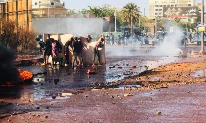 عاجل .. سقوط قتيل بطلق ناري في الصدر في مظاهرات بالخرطوم وإصابات وسط المتظاهرين